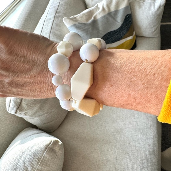 Subversive Large Lucite Beaded Stretch Bracelet - Picture 4 of 14